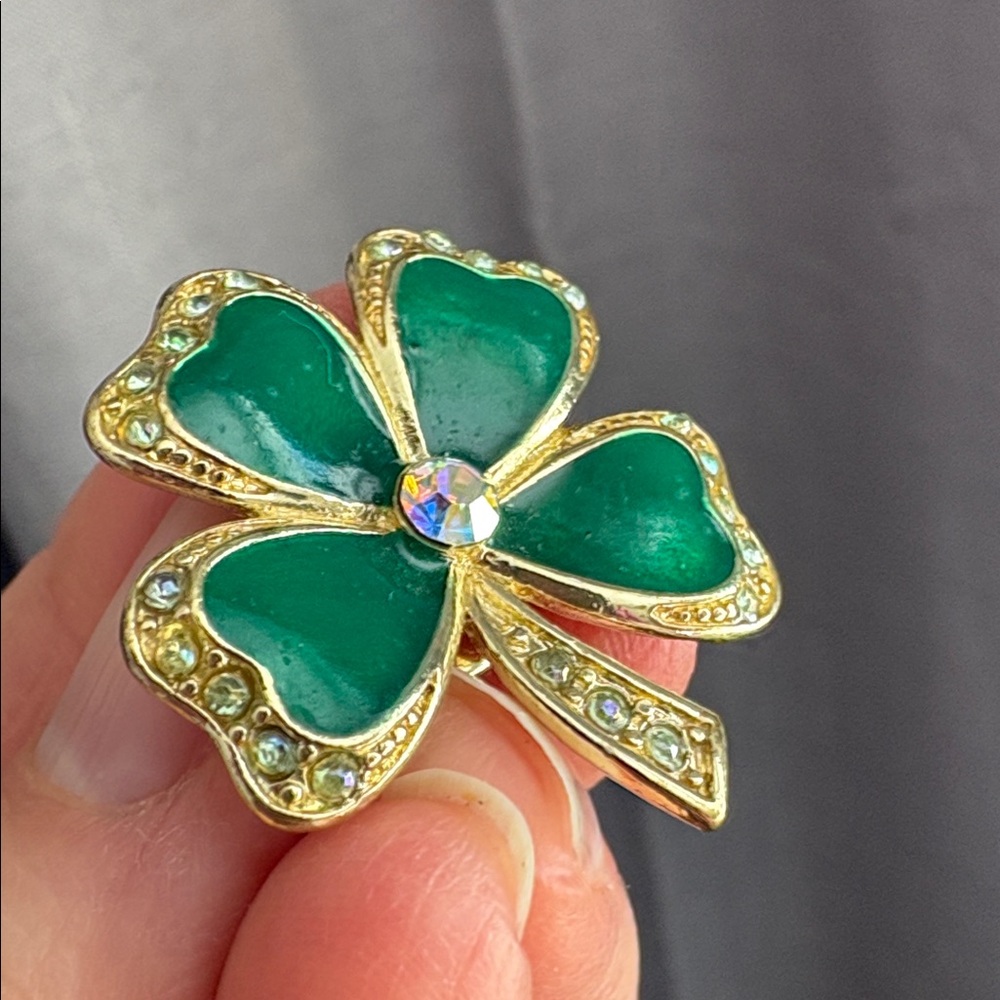 Vintage Avon LUCKY SHAMROCK Emerald GoldTone 4 Leaf Clover Brooch Pin NIB